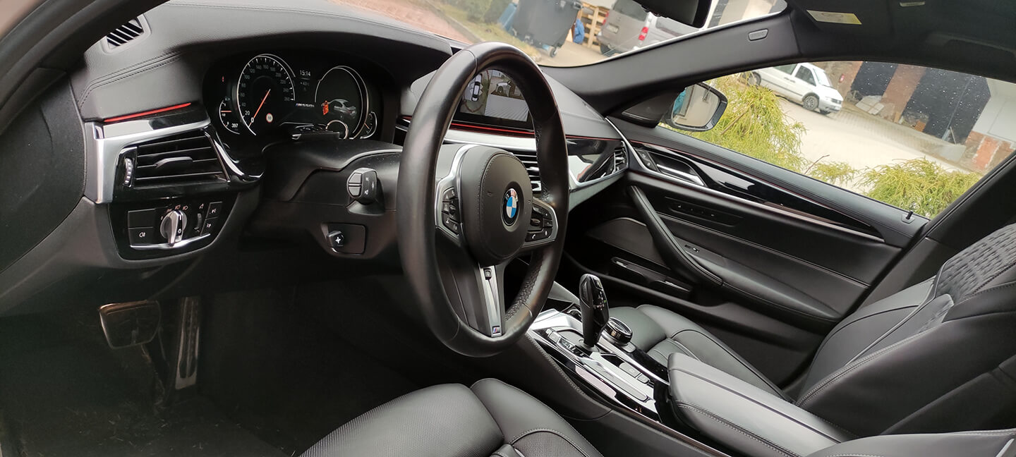 BMW M550i interiér