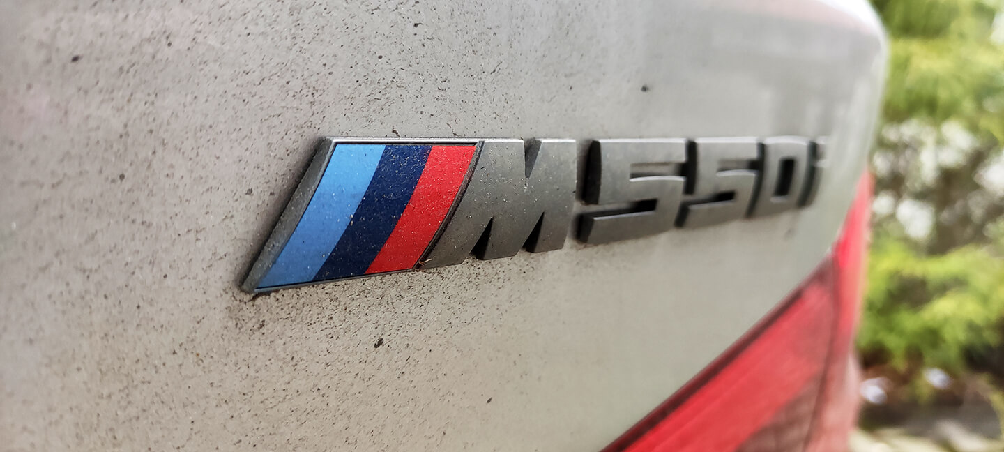 BMW M550i nápis