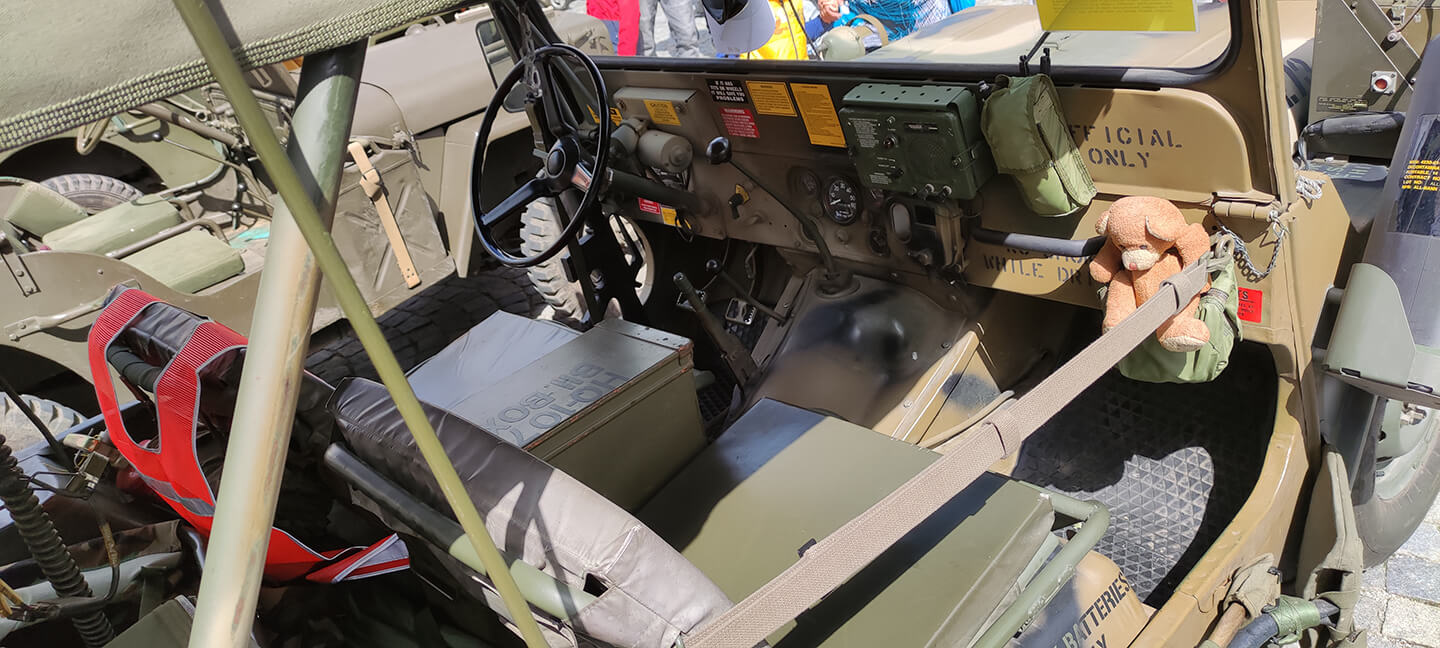 vojensky jeep interier