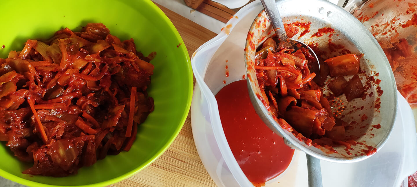 Oddělení šťávy z kimchi