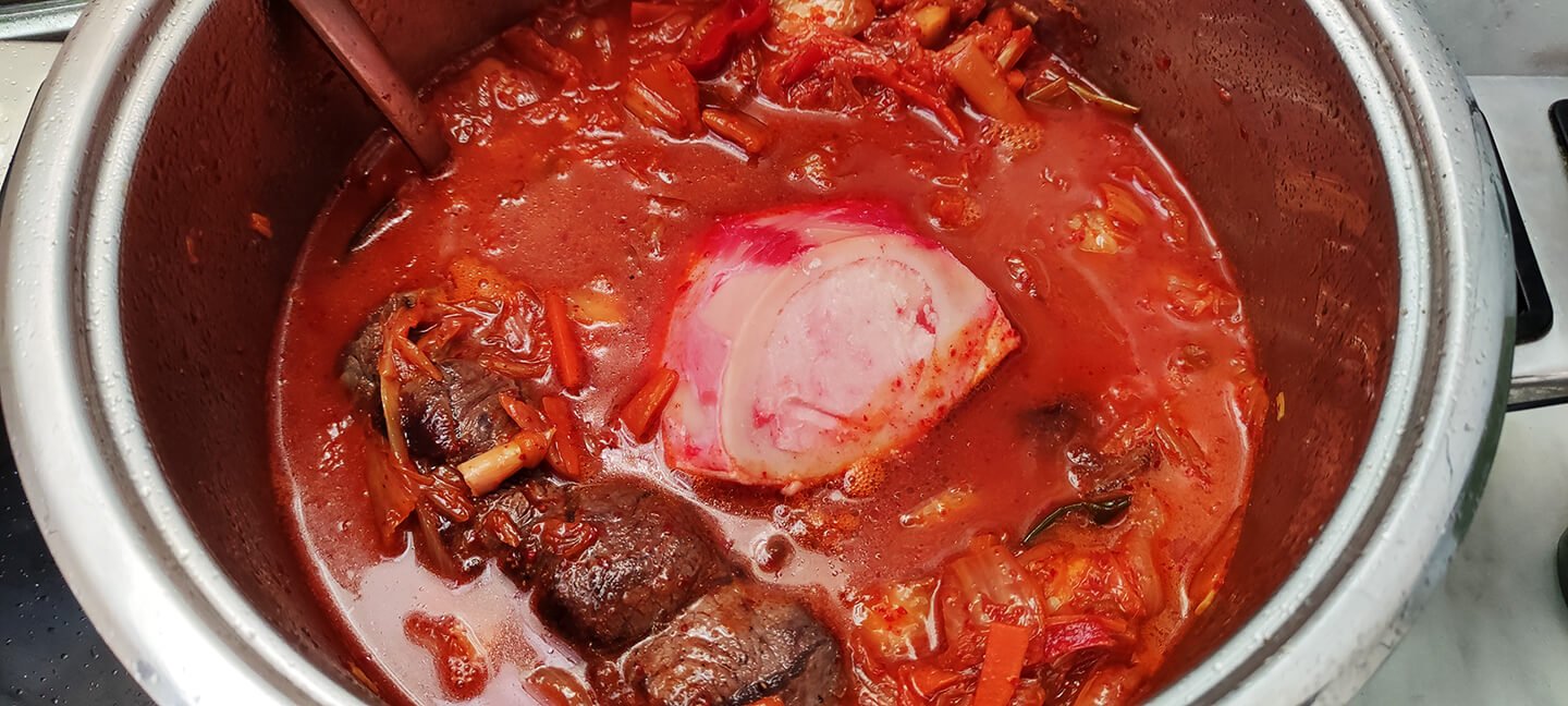 Zelenina, kimchi, maso, vývar v hrnci