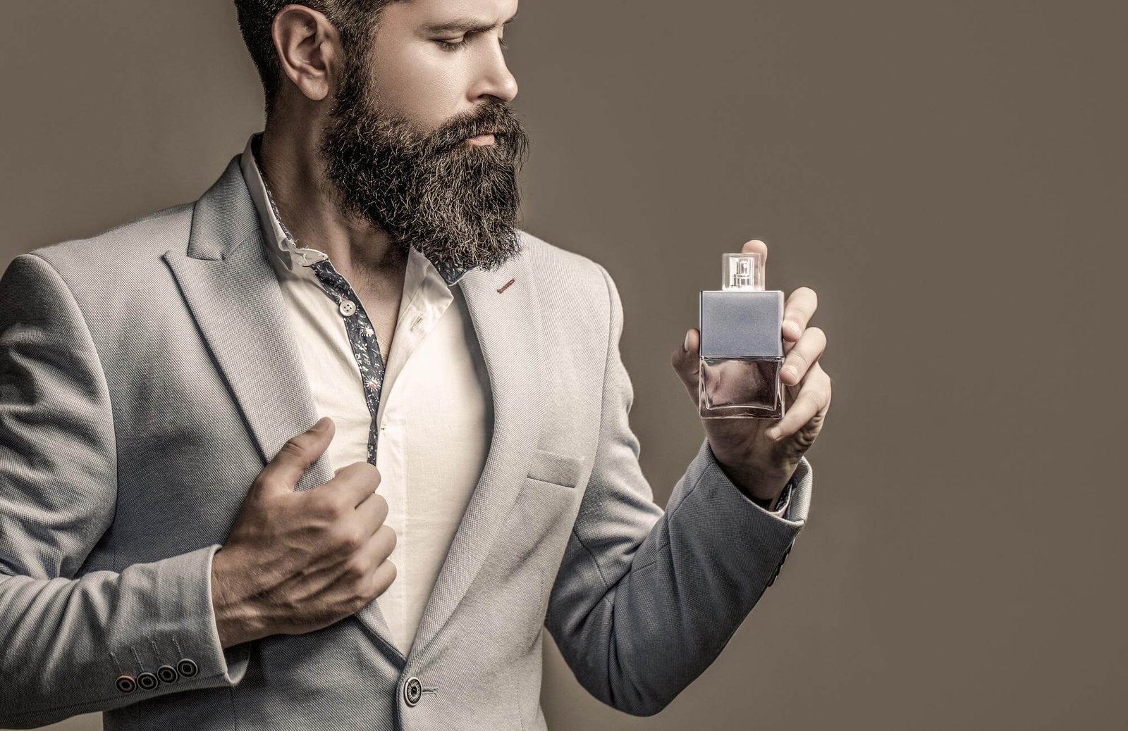 Muž si aplikuje parfém
