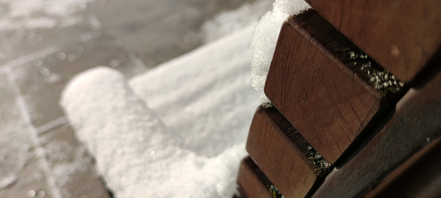 Lavička pokrytá sněhem