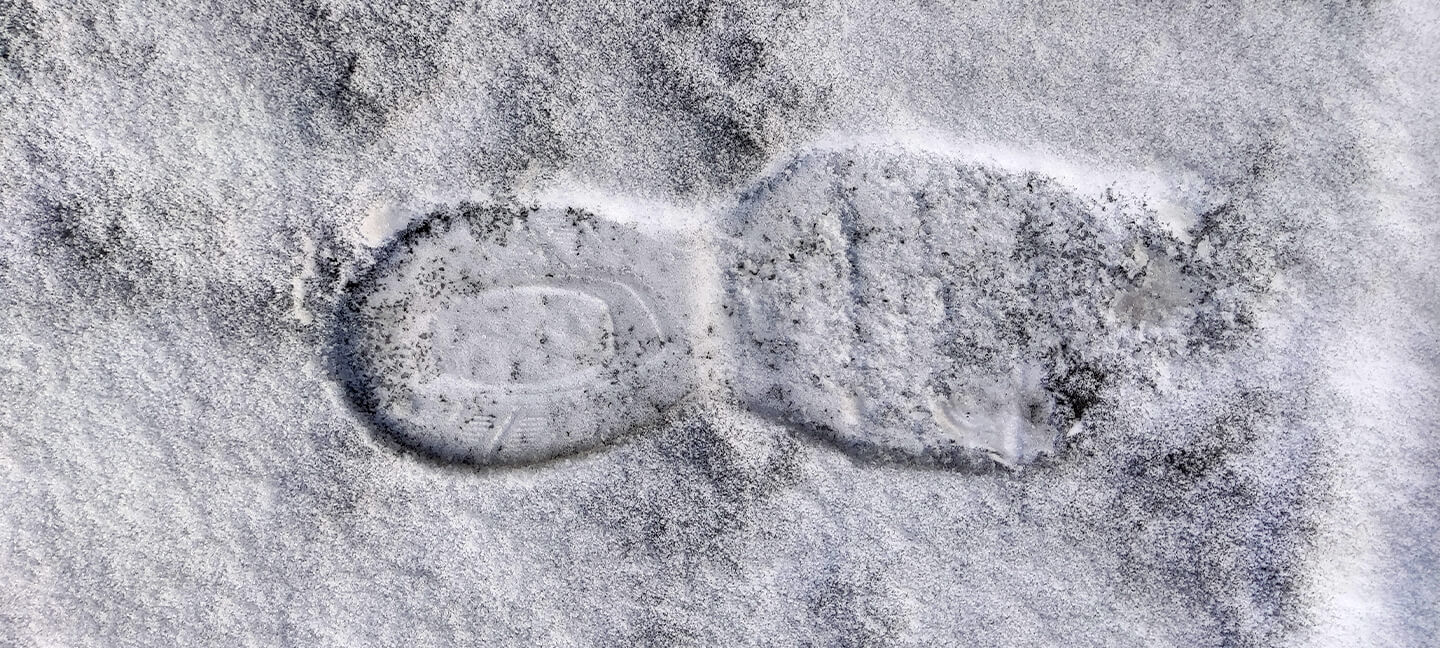 Otisk boty ve sněhu