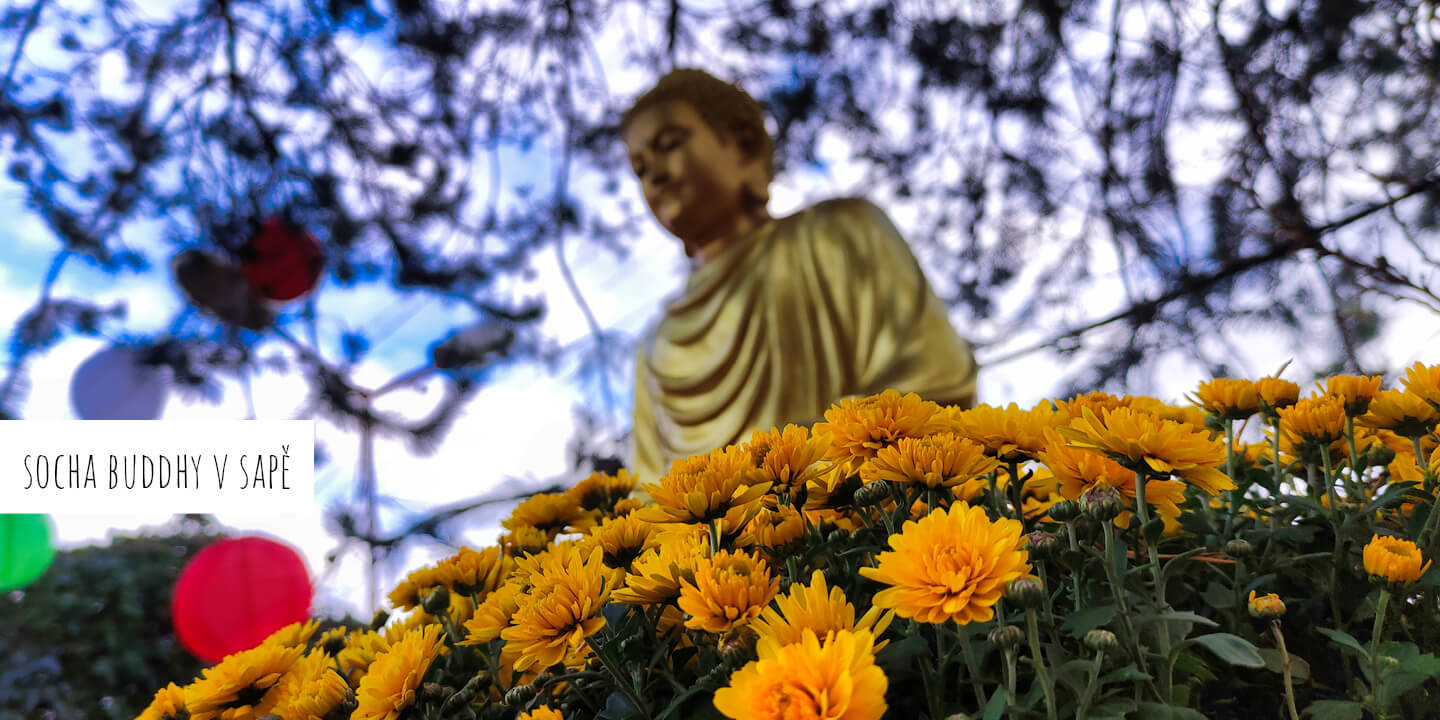 Říjen - socha Buddhy v Sapě