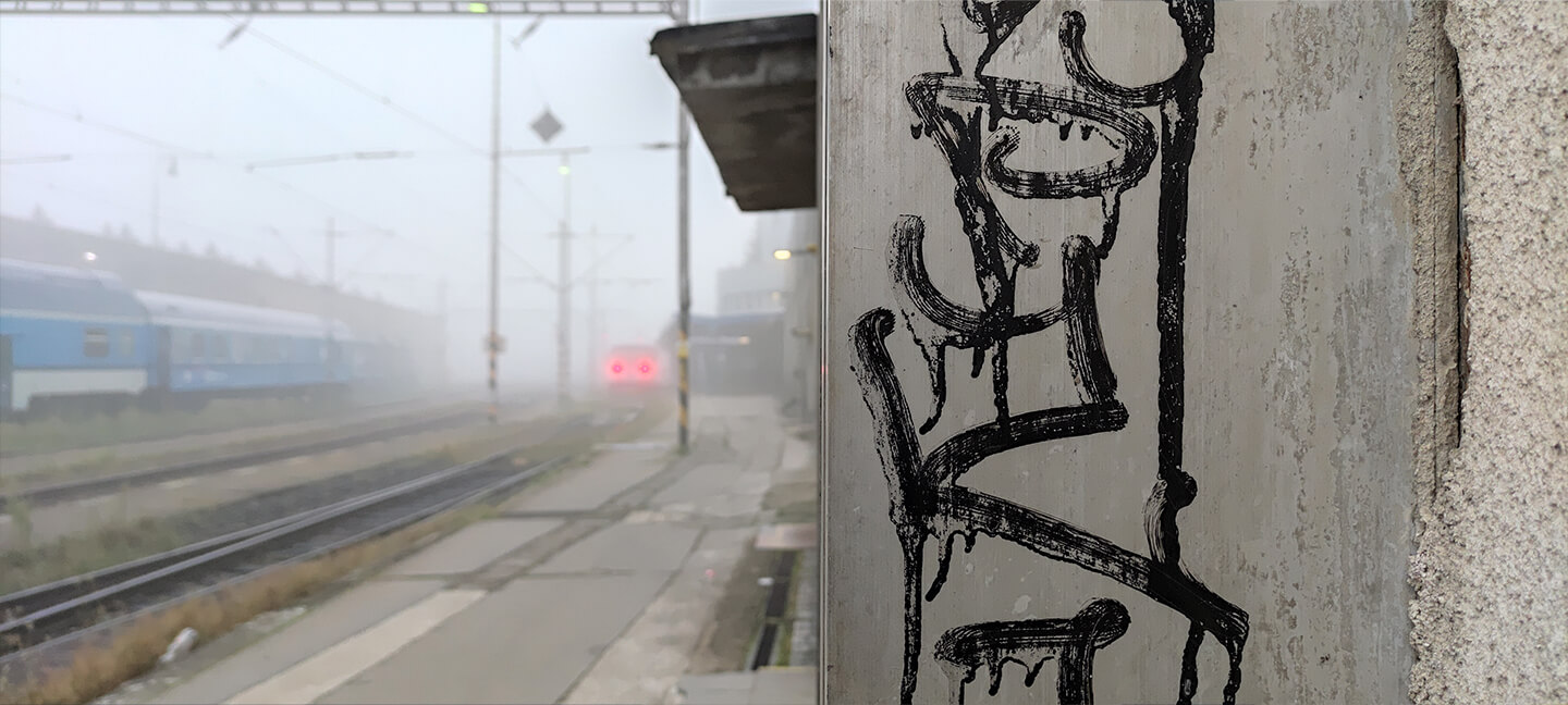 Graffiti na nádražní zdi, nádraží v mlze