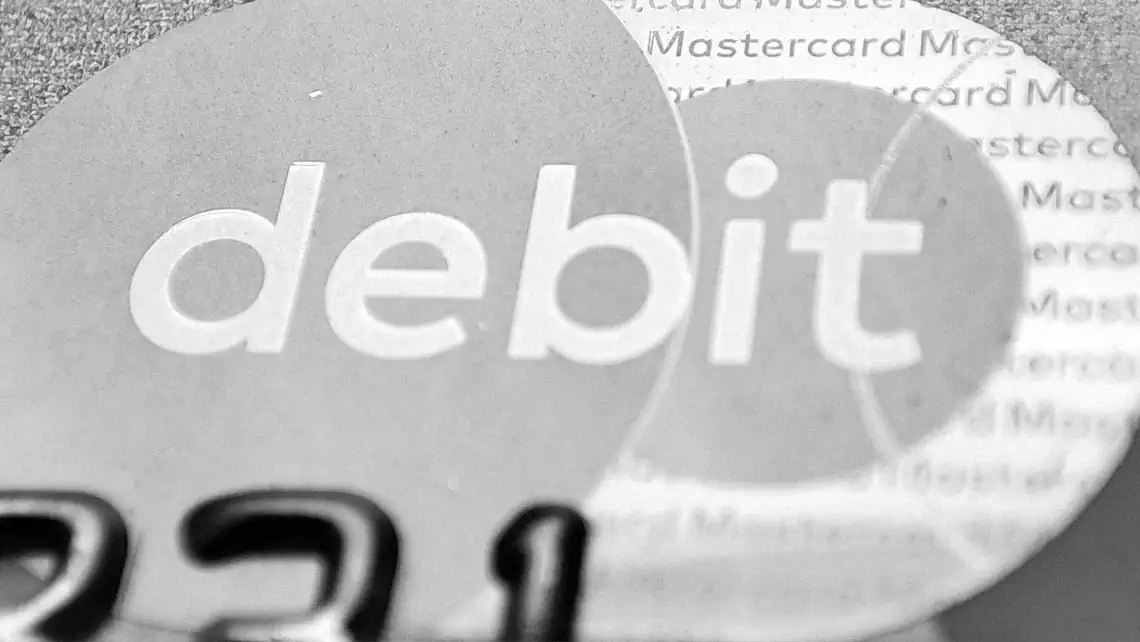 Makro záběr na debitní kartu Mastercard