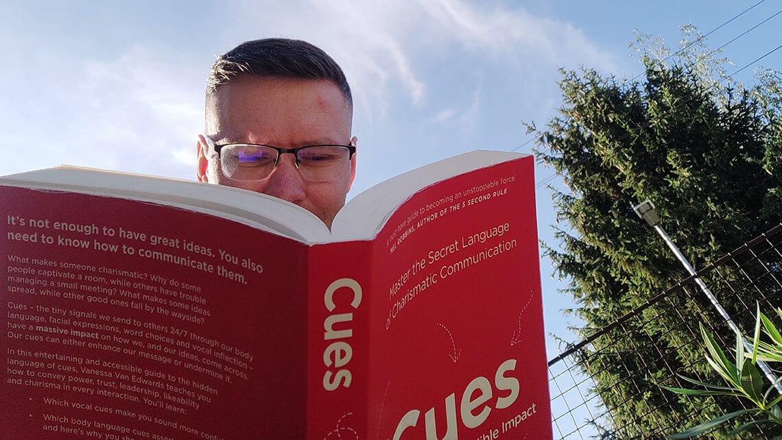 Čtu knihu Cues
