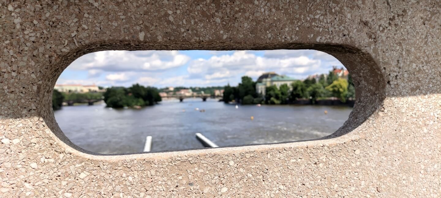 Praha škvírou v betonu