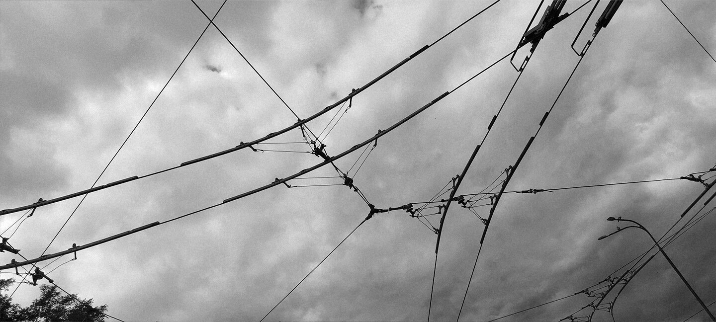 Dráty trolejbusu před oblohou