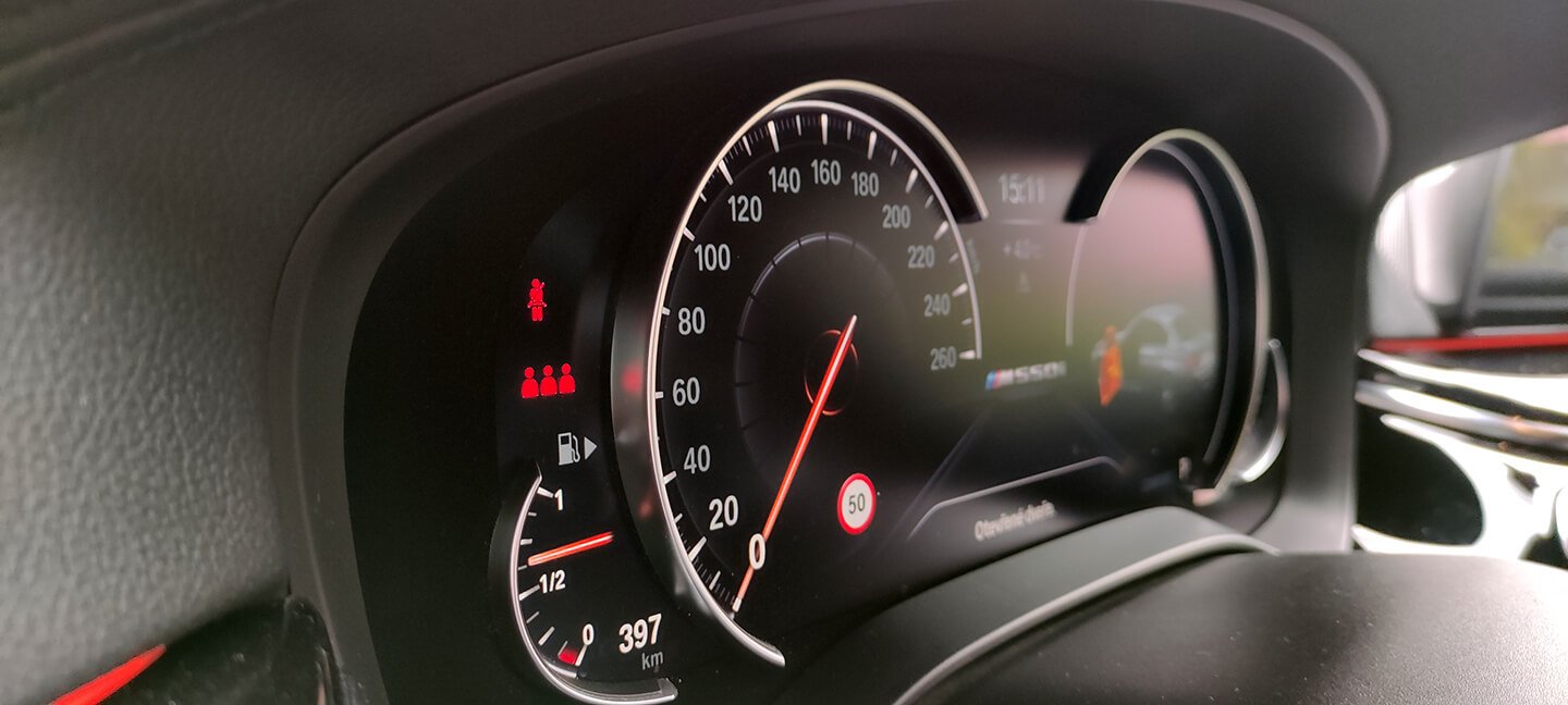 BMW M550i budíky