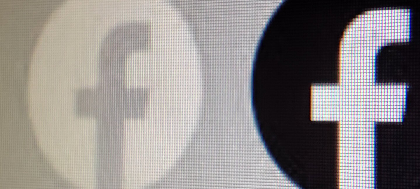 Facebook logo černobílé