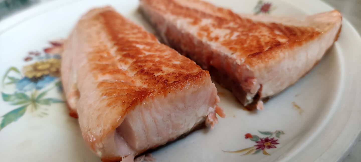 Filet pstruha na dvě poloviny