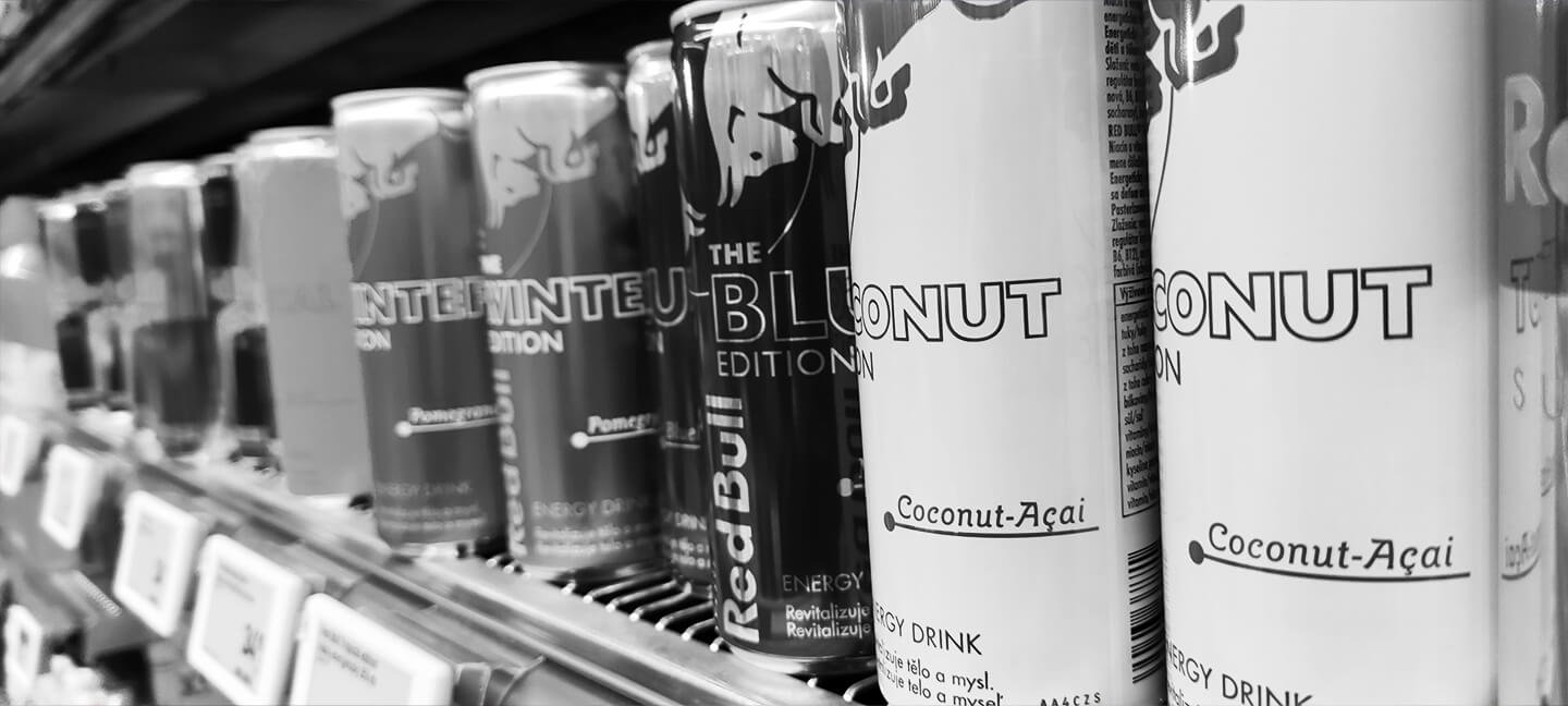 Red Bull plechovky v regálu