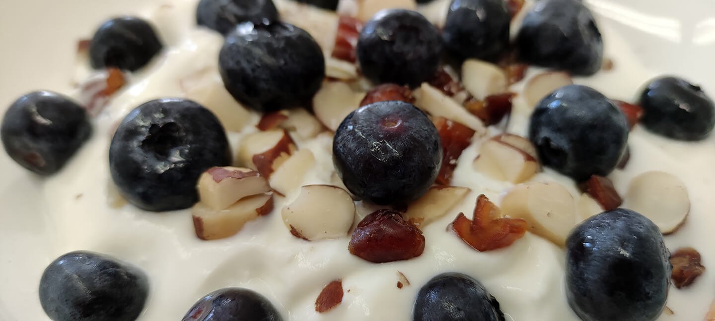 Jogurt s ovocem a ořechy