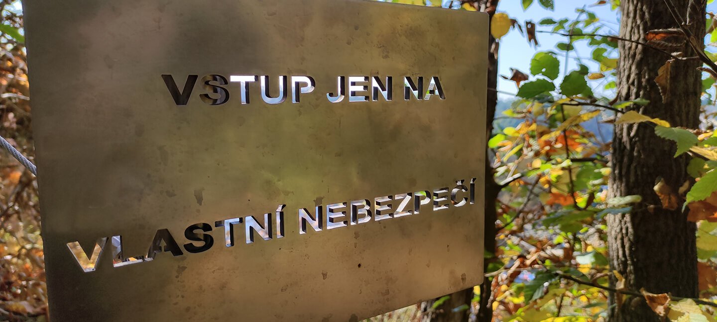 Cedule Vstup jen na vlastní nebezpečí